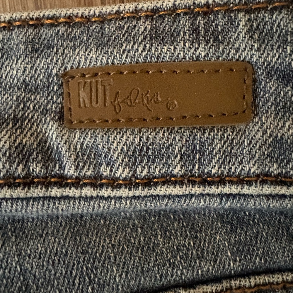 Kut from the Kloth women’s Medium Blue Washed semi Slim-Straight Jeans - Picture 4 of 4